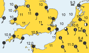 Mae’r siart synoptig yn dangos gorchudd cwmwl llawn (wyth okta) dros y rhan fwyaf o ganol a de Lloegr, a de-orllewin Cymru, gyda rhywfaint o law neu law mân.