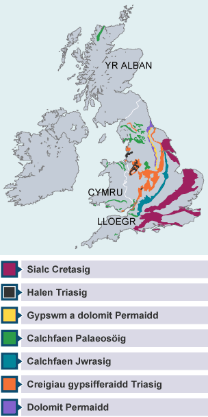 Mae arfordir dwyreiniol y DU yn cynnwys mathau iau a meddalach o greigiau sy’n fwy agored i ymosodiad y tonnau.