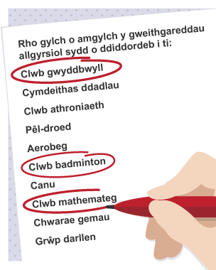 Rhestr a'r geiriau 'Rho gylch o amgylch y gweithgareddau allgyrsiol sydd o ddiddordeb i ti': Mae cylch coch o amgylch Clwb gwyddbwyll, Clwb badminton a Chlwb mathemateg.