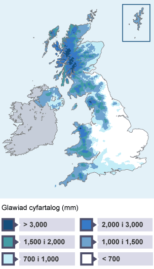 Gogledd-orllewin yr Alban sydd â’r glawiad cyfartalog mwyaf, â thros 3,000 mm. Dwyrain Lloegr sy’n cael y swm lleiaf, â llai na 700 mm.