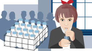 Merch ysgol yn yfed trwy welltyn gyda chrêt llawn poteli llaeth wrth ei hymyl – roedd llaeth yn cael ei roi am ddim i blant ysgol ar ôl 1934.